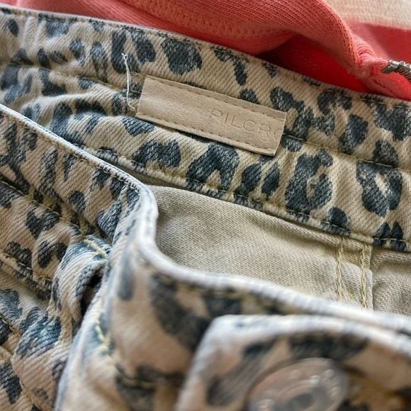 Pilcro The Wanderer Leopard Print Cargo Straight Leg Jeans Size 27 - Picture 12 of 12